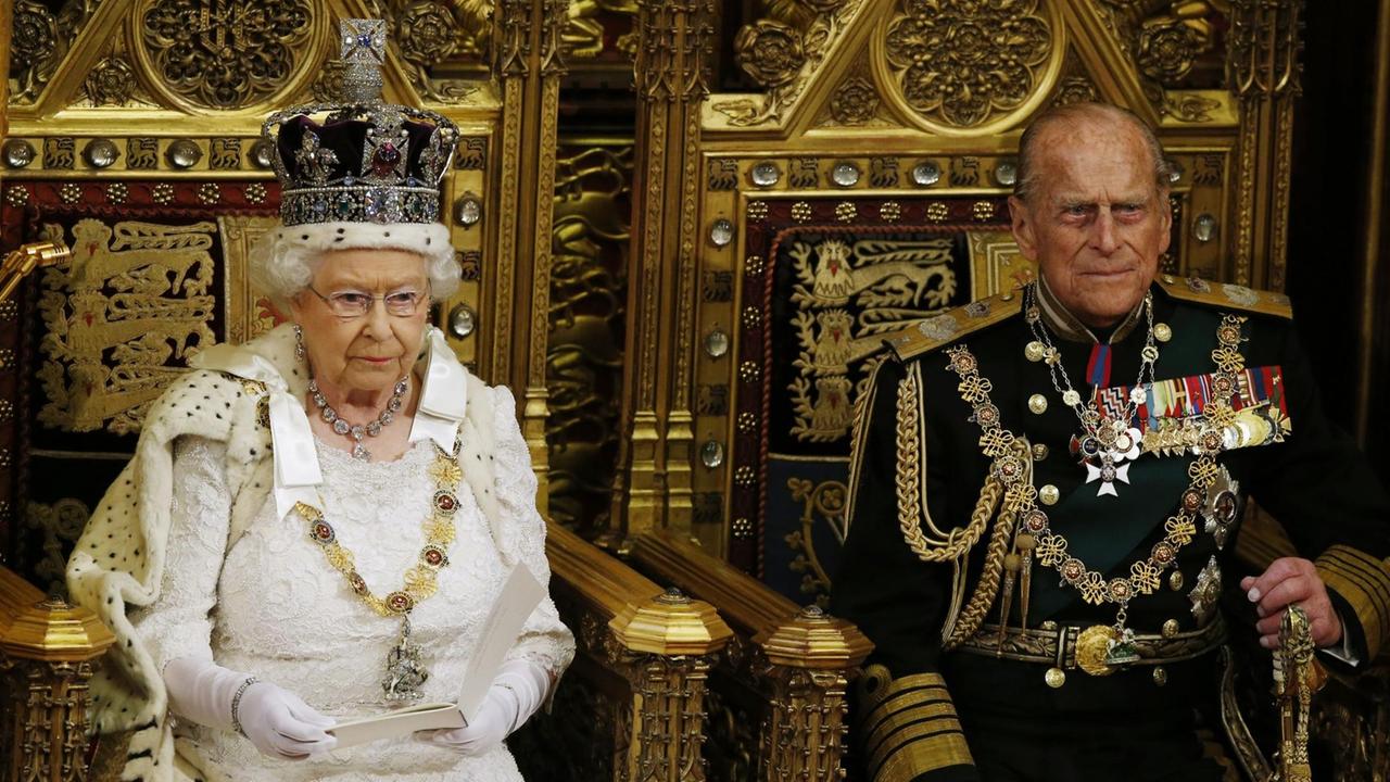 Die Queen neben Prince Philip während Ihrer Rede Die Queen neben Prince Philip während Ihrer Rede