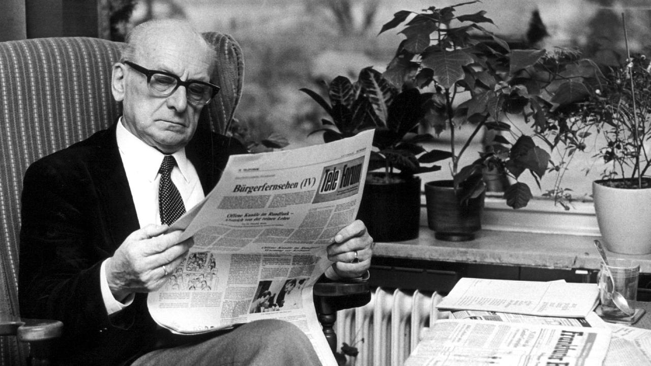 Fritz Sänger sitzt am 18. Dezember 1981 in Hamburg in einem Sessel und liest Zeitung.
