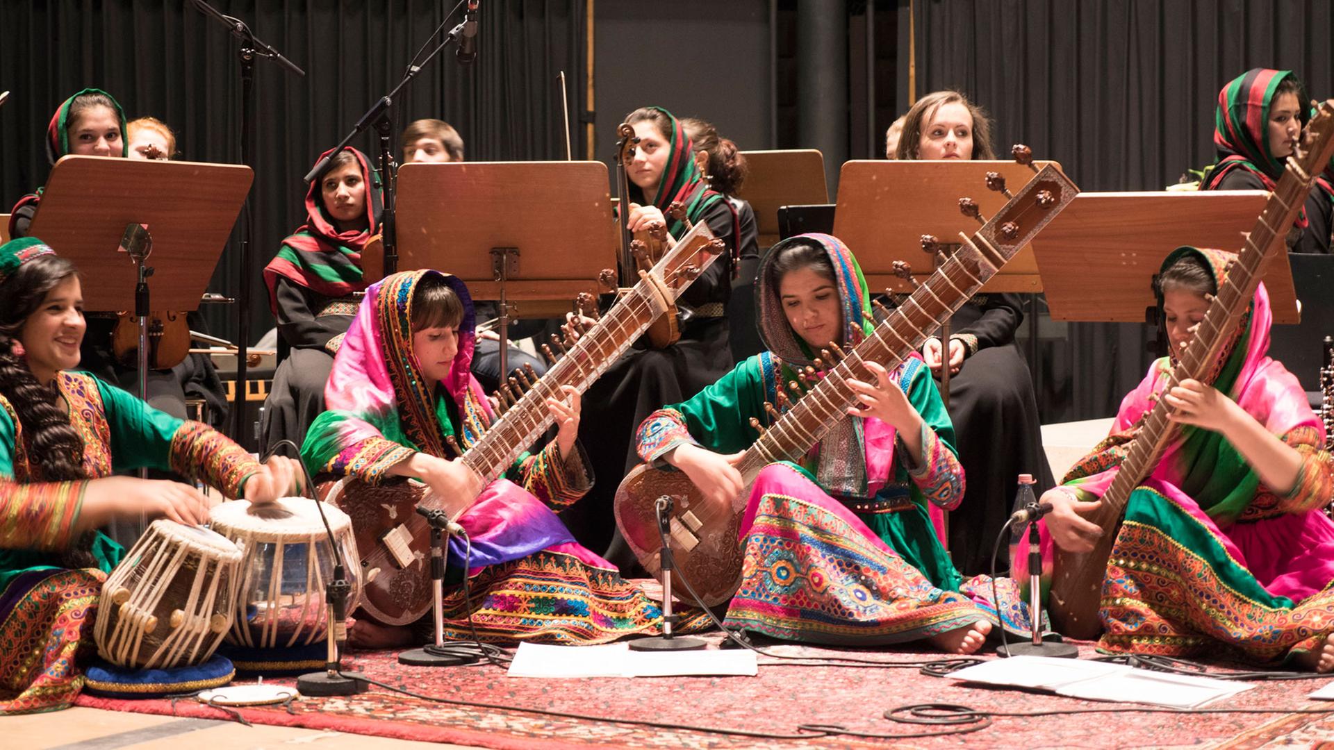 Das afghanische Frauenorchester "Zohra" spielt in der Berliner Gedächtniskirche Das afghanische Frauenorchester "Zohra" spielt in der Berliner Gedächtniskirche