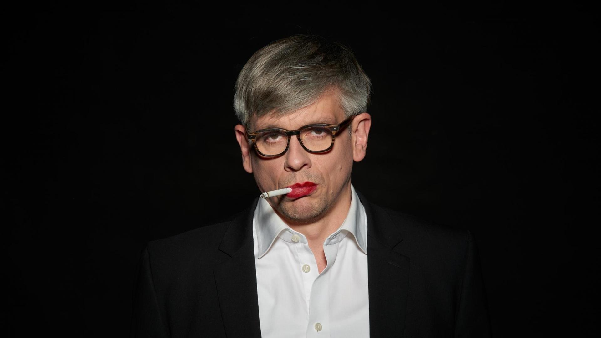 Mathias Tretter, eine Zigarette zwischen den rotgeschminkten Lippen (Bild: Stefan Stark) Mathias Tretter, eine Zigarette zwischen den rotgeschminkten Lippen (Bild: Stefan Stark)