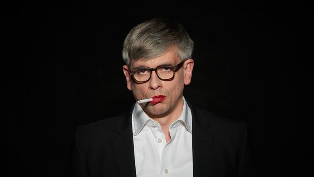 Mathias Tretter, eine Zigarette zwischen den rotgeschminkten Lippen (Bild: Stefan Stark)