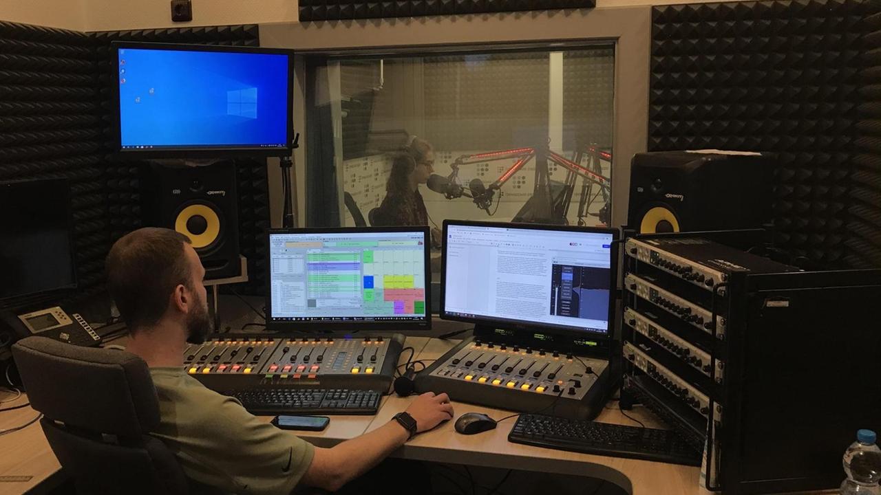 Ein Sendestudio von Hromadske Radio, in dem ein Mann und eine Frau sitzen Ein Sendestudio von Hromadske Radio, in dem ein Mann und eine Frau sitzen