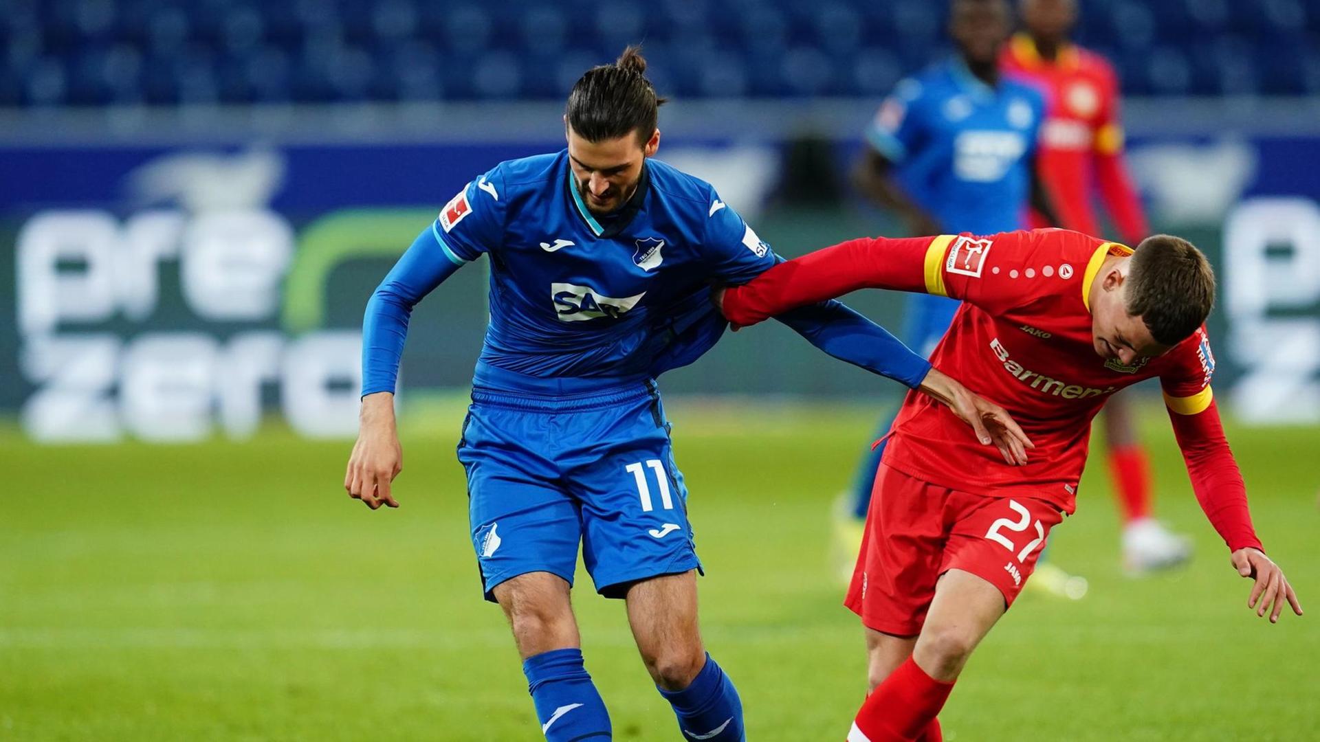 Fußball: Bundesliga, TSG 1899 Hoffenheim - Bayer Leverkusen, 28. Spieltag in der PreZero Arena. Hoffenheims Florian Grillitsch und Leverkusens Florian Wirtz (r) in Aktion. Fußball: Bundesliga, TSG 1899 Hoffenheim - Bayer Leverkusen, 28. Spieltag in der PreZero Arena. Hoffenheims Florian Grillitsch und Leverkusens Florian Wirtz (r) in Aktion.