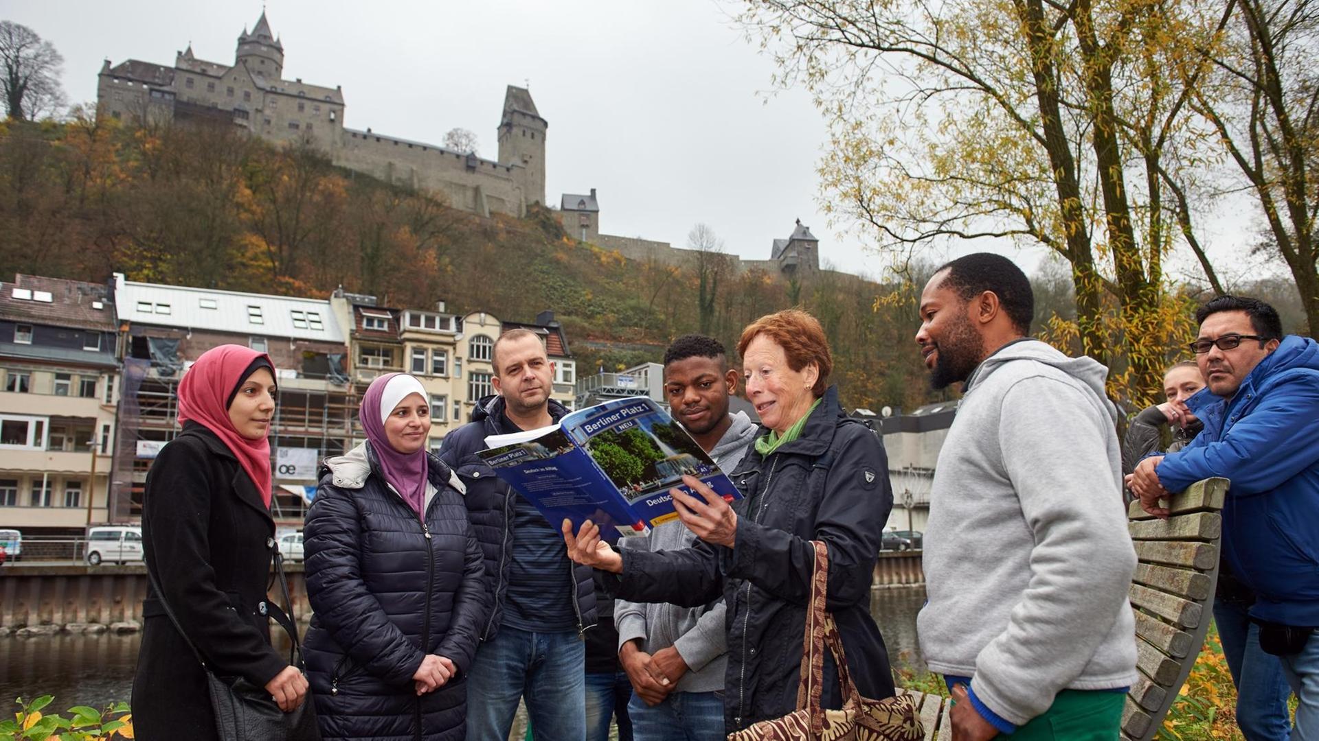 Eine ehemalige Lehrerin unterrichtet in Altena eine Gruppe von Flüchtlingen in der deutschen Sprache. Die Stadt Altena hat freiwillig mehr Flüchtlinge aufgenommen, als der Gemeinde im Märkischen Kreis eigentlich zugewiesen wurden. Eine ehemalige Lehrerin unterrichtet in Altena eine Gruppe von Flüchtlingen in der deutschen Sprache. Die Stadt Altena hat freiwillig mehr Flüchtlinge aufgenommen, als der Gemeinde im Märkischen Kreis eigentlich zugewiesen wurden.