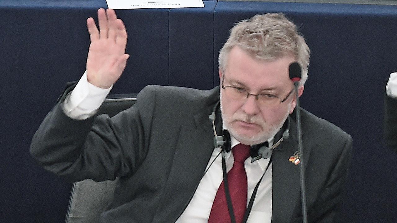 Der Europaabgeordnete Michael Gahler bei einer Abstimmung im Parlament in Straßburg