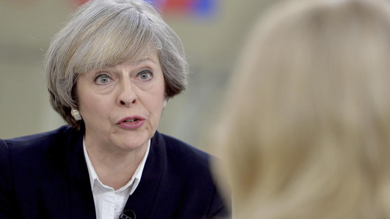 Die britische Premierministerin Theresa May spricht am 8. Januar 2017 während eines Fernsehinterviews in London. Die britische Premierministerin Theresa May spricht am 8. Januar 2017 während eines Fernsehinterviews in London.