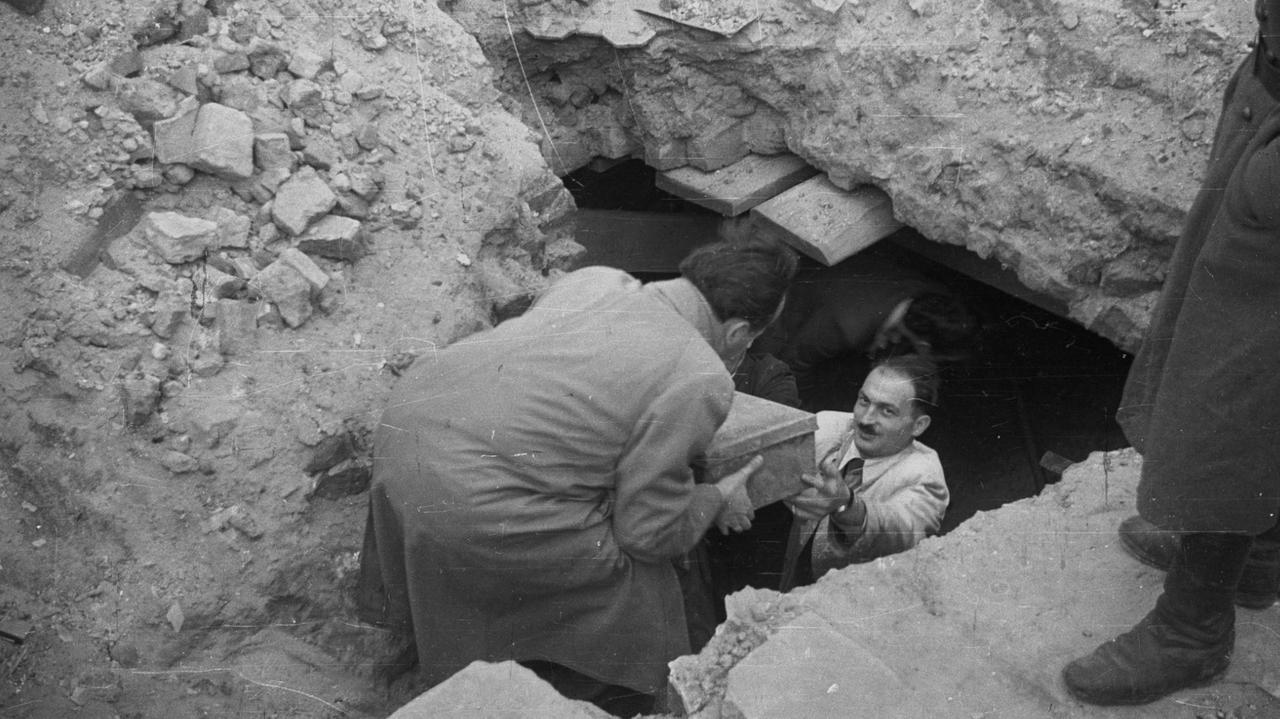 Warschau am 18. September 1946: Das Ringelblum Archiv wurde in der Nowolipki Straße entdeckt. Aus einem Kellerraum werden Dokumente von zwei Männern herausgeholt. Warschau am 18. September 1946: Das Ringelblum Archiv wurde in der Nowolipki Straße entdeckt. Aus einem Kellerraum werden Dokumente von zwei Männern herausgeholt.