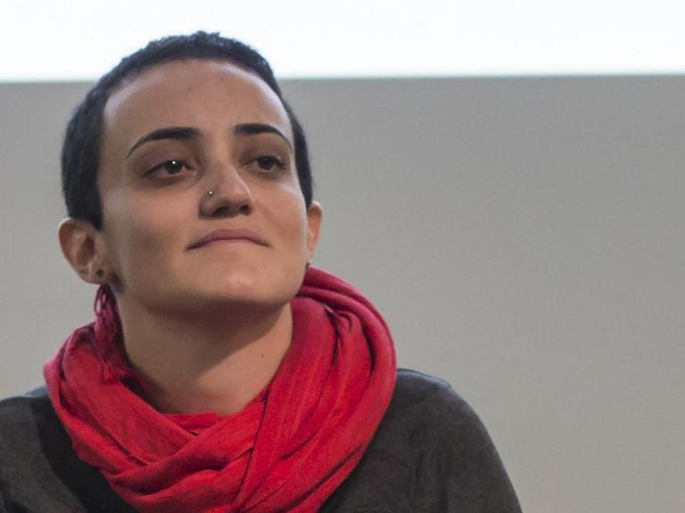 Lina Attalah, Chefredakteurin der Nachrichtenseite Mada Masr, sitzend, kurzhaarig, mit einem roten Schal um den Hals.