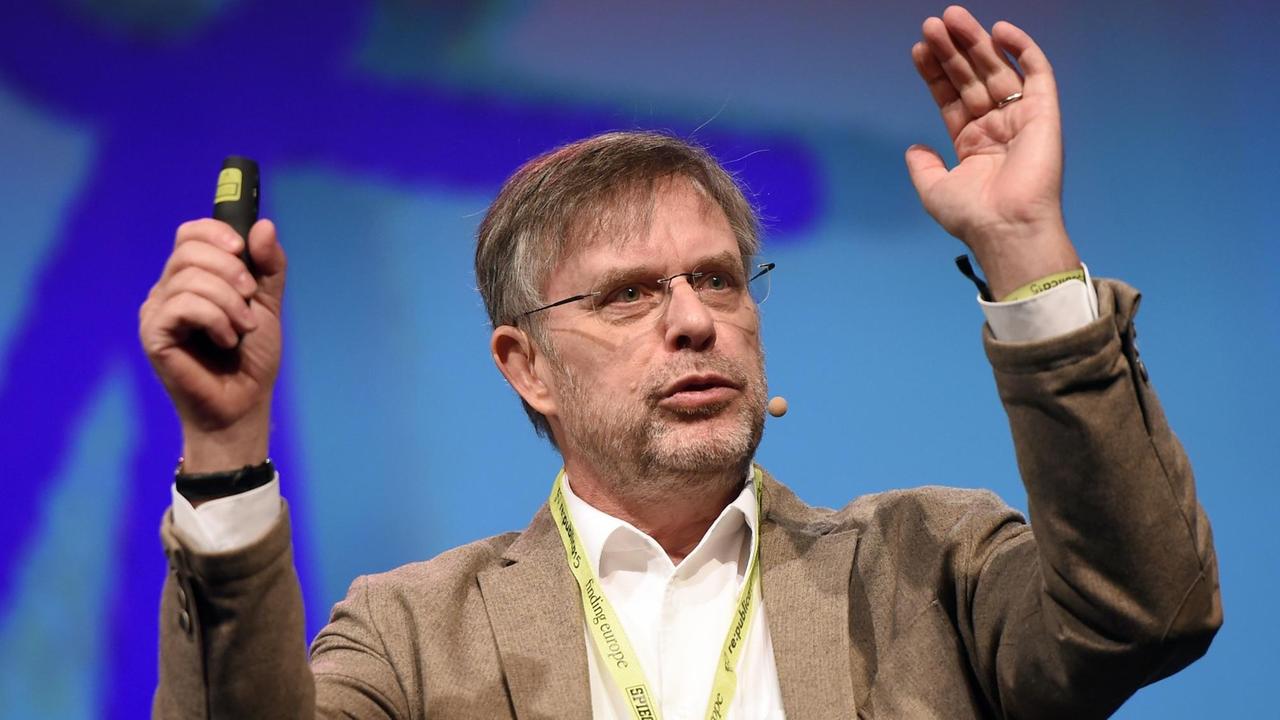 Der Mathematiker Gunter Dueck spricht am 2015 bei der Internetkonferenz Re:publica in Berlin. Der Mathematiker Gunter Dueck spricht am 2015 bei der Internetkonferenz Re:publica in Berlin.