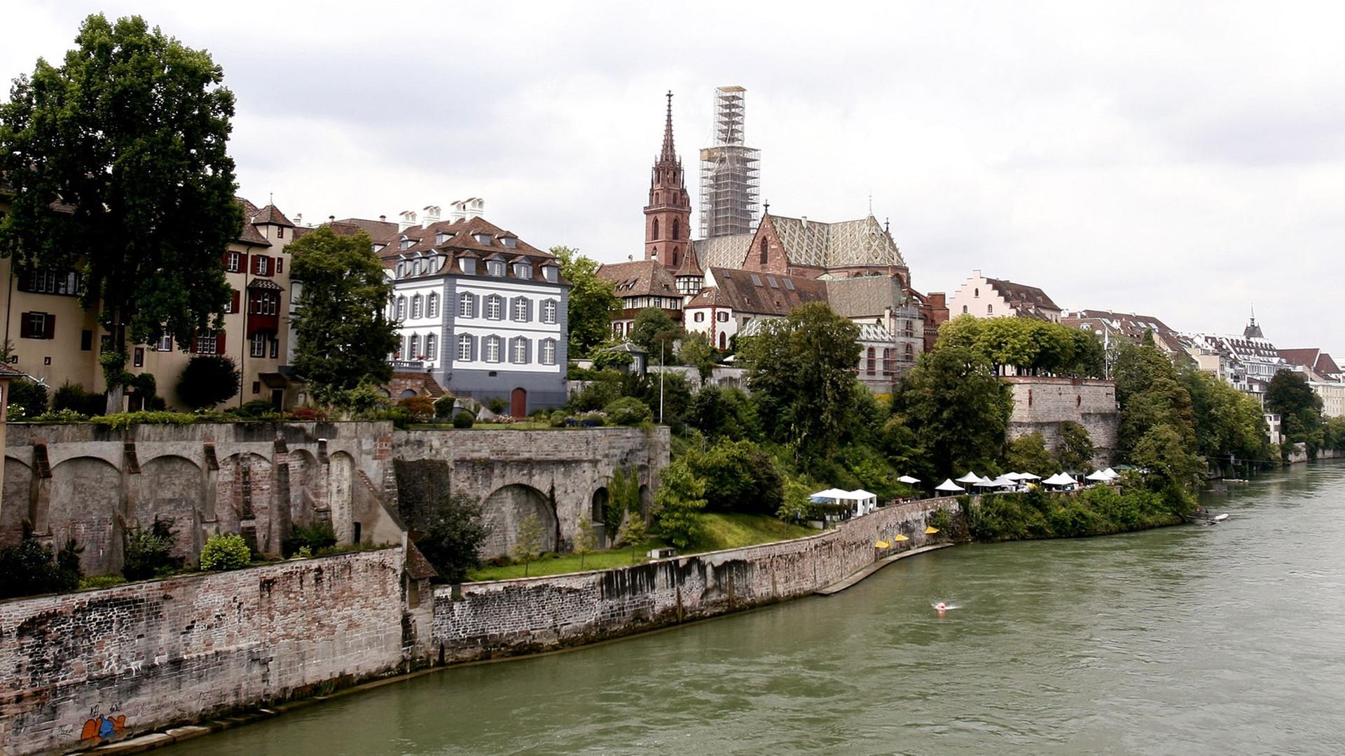 Blick am 03.08.2007 von der Wettsteibrücke über den Rhein auf den Baseler Stadtteil Grossbasel mit dem Münster der Stadt. Blick am 03.08.2007 von der Wettsteibrücke über den Rhein auf den Baseler Stadtteil Grossbasel mit dem Münster der Stadt.