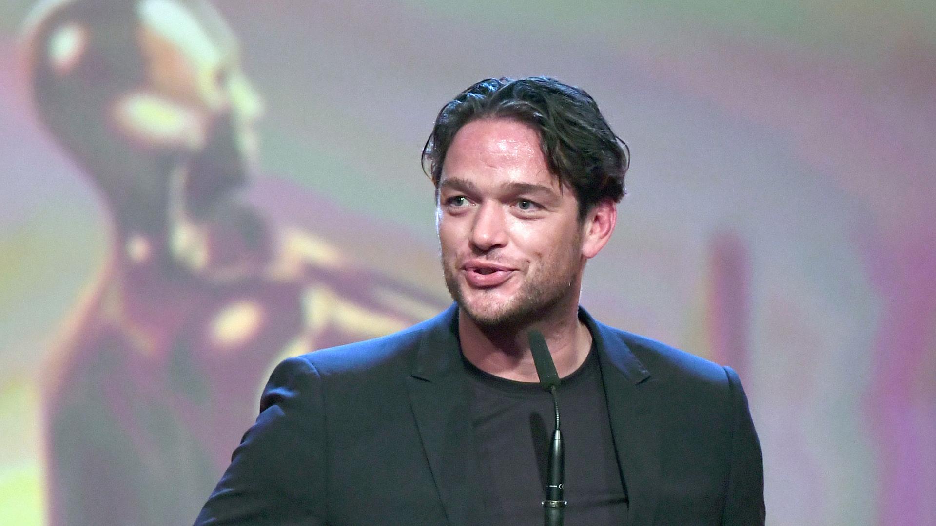 Schauspieler Ronald Zehrfeld bei der Verleihung des Deutschen Filmpreises, der Lola 2016. Zehrfeld hat für seineRolle in "Der Saat gegen Fritz Bauer" die Auszeichnung in der Kategorie "Bestes männliche Nebenrolle" erhalten. Bernd von Jutrczenka Schauspieler Ronald Zehrfeld bei der Verleihung des Deutschen Filmpreises, der Lola 2016. Zehrfeld hat für seineRolle in "Der Saat gegen Fritz Bauer" die Auszeichnung in der Kategorie "Bestes männliche Nebenrolle" erhalten. Bernd von Jutrczenka