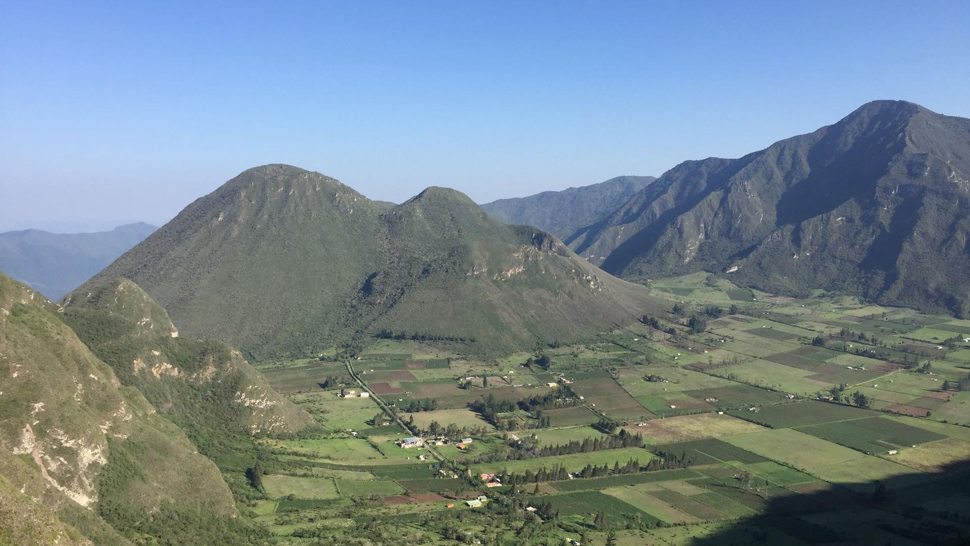 Im Pululahua Nationalpark in Ecuador: Der Äquator verläuft durch den erloschenen Vulkankegel Im Pululahua Nationalpark in Ecuador: Der Äquator verläuft durch den erloschenen Vulkankegel