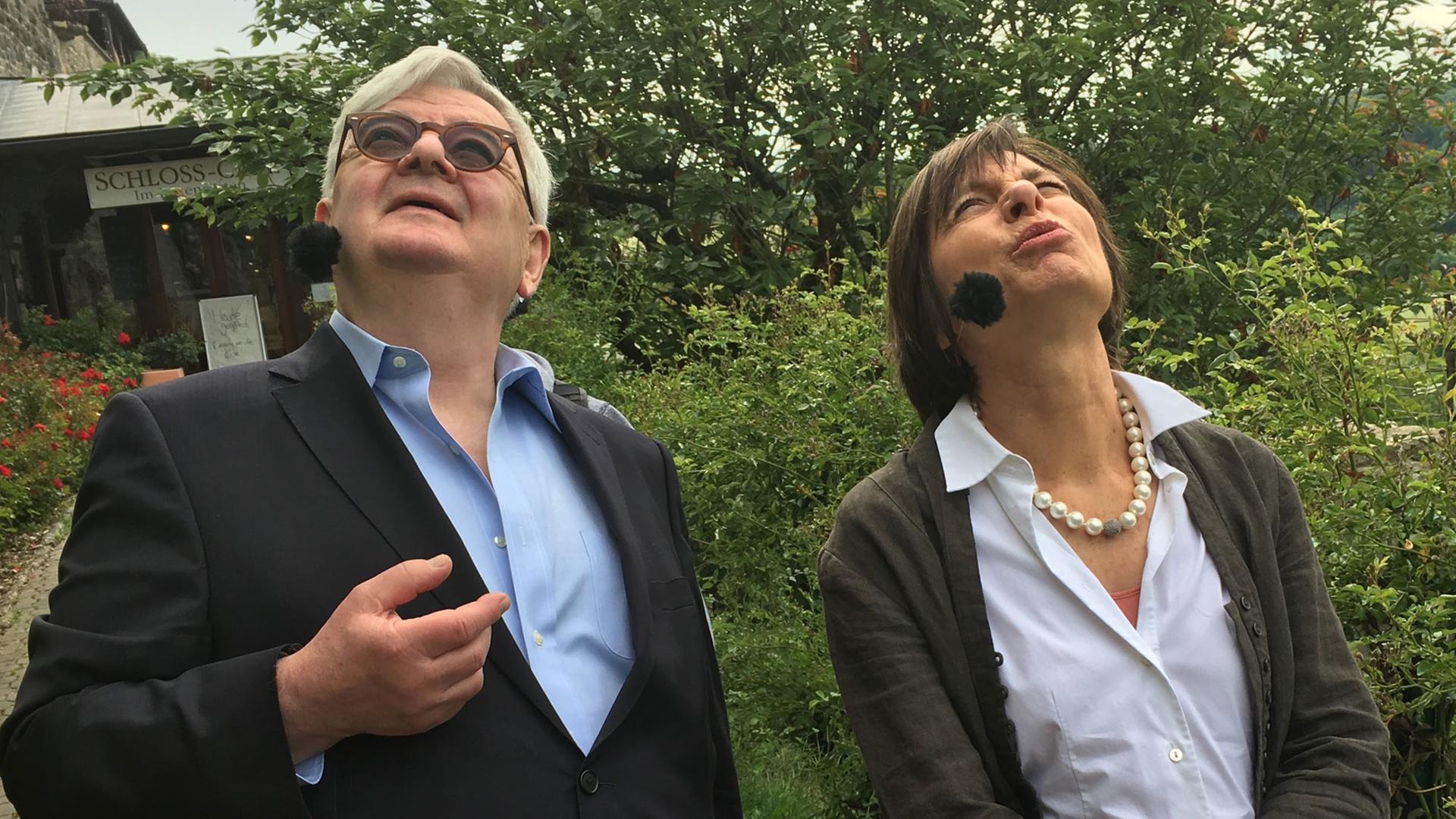 Greifvogel in Sicht - Joschka Fischer und Renate Schönfelder sind fasziniert. Greifvogel in Sicht - Joschka Fischer und Renate Schönfelder sind fasziniert.