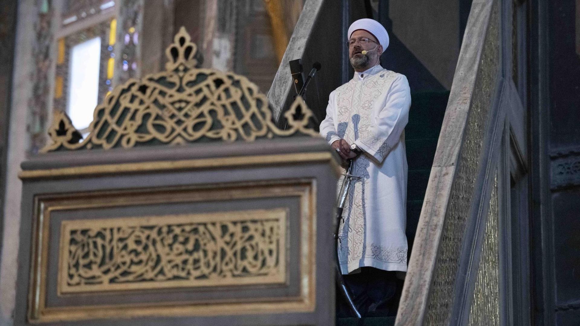 Ali Erbas, der Leiter der türkischen Direktion für religiöse Angelegenheiten, steht mit dem Schwert in der Hagia Sophia zur Freitagspredigt (Khutbah). Ali Erbas, der Leiter der türkischen Direktion für religiöse Angelegenheiten, steht mit dem Schwert in der Hagia Sophia zur Freitagspredigt (Khutbah).