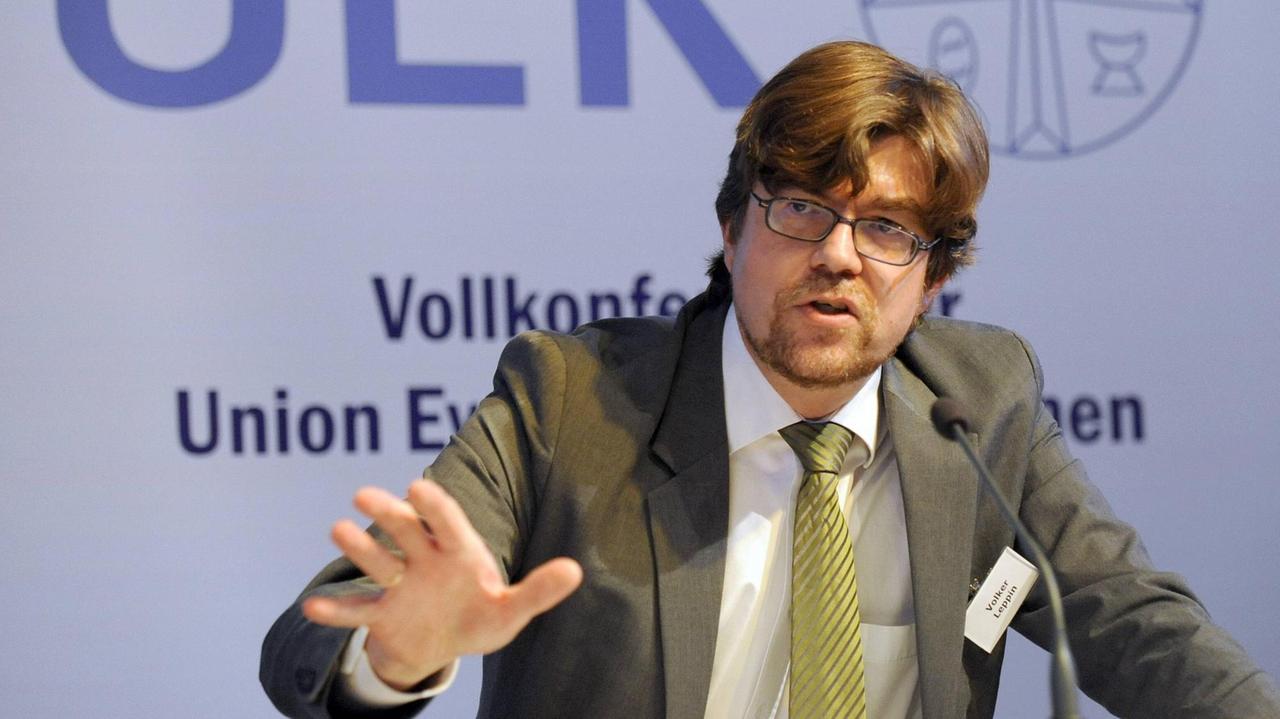 Der Tübinger Theologieprofessor und Kirchenhistoriker Volker Leppin bei einem Vortrag 2013. Der Tübinger Theologieprofessor und Kirchenhistoriker Volker Leppin bei einem Vortrag 2013.