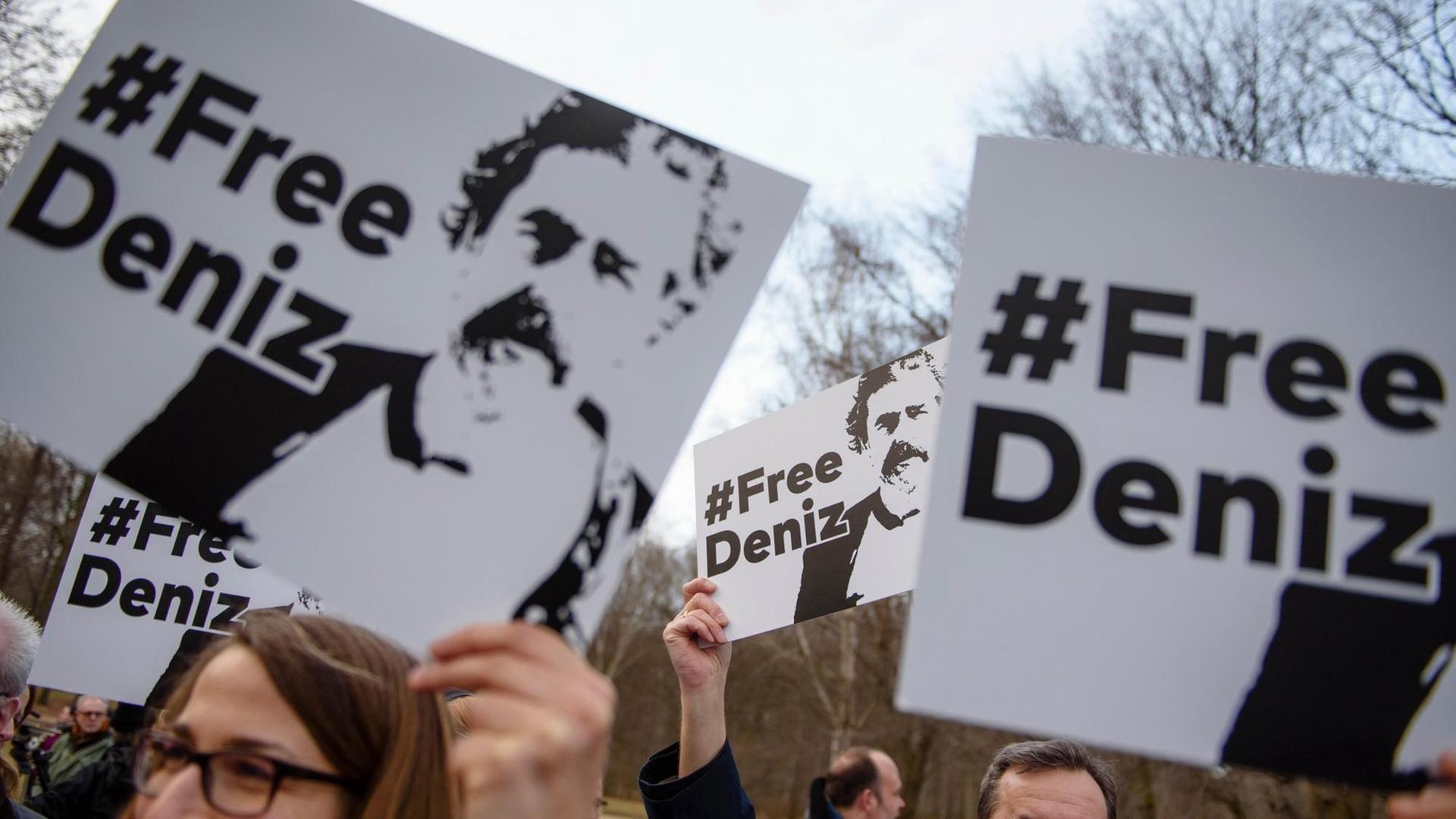 Demonstranten halten Schilder mit der Aufschrift "#FreeDeniz" in die Höhe. Demonstranten halten Schilder mit der Aufschrift "#FreeDeniz" in die Höhe.