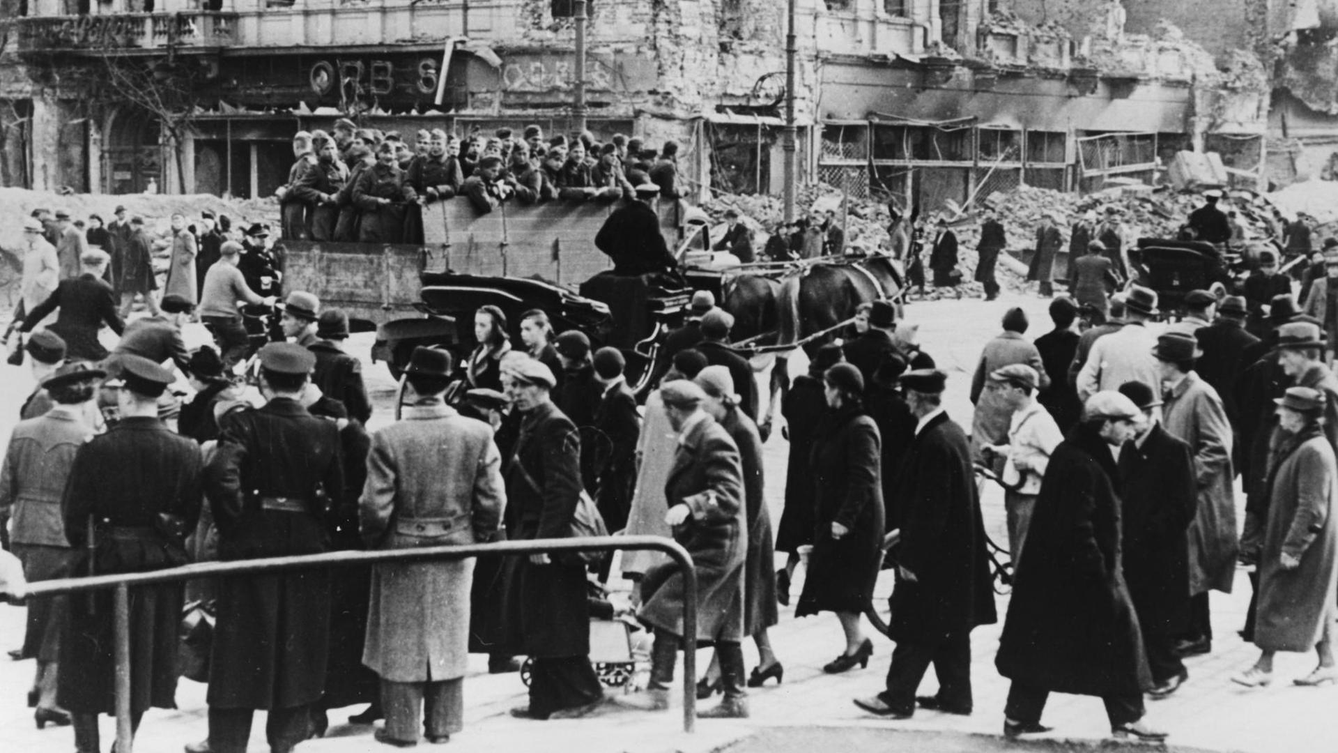 Warschau unter deutscher Besatzung. Eine Strassenszene aus dem Zweiten Weltkrieg von 1939. Warschau unter deutscher Besatzung. Eine Strassenszene aus dem Zweiten Weltkrieg von 1939.