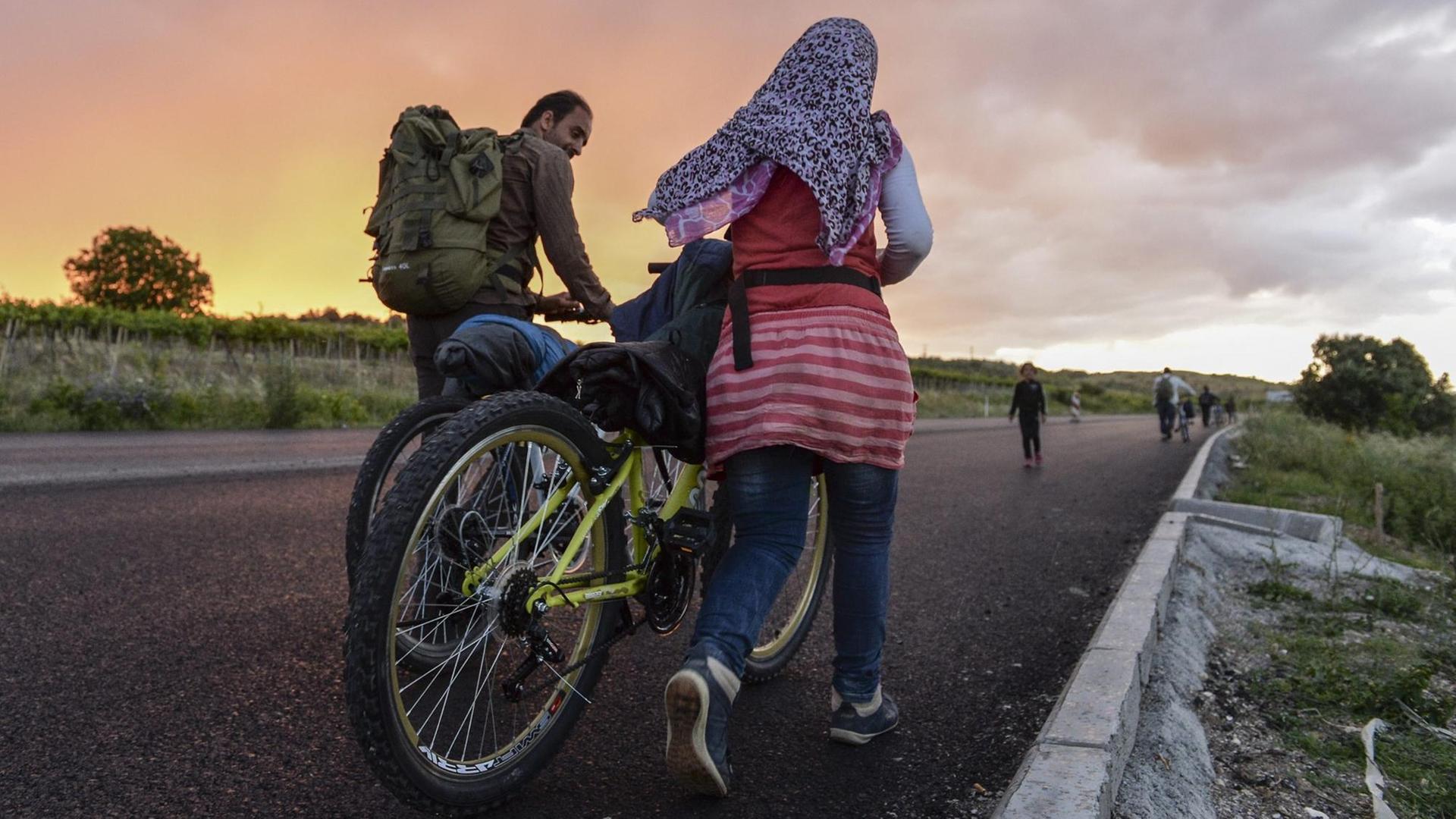 Tausende Migranten versuchen über Mazedonien, die EU zu erreichen Tausende Migranten versuchen über Mazedonien, die EU zu erreichen