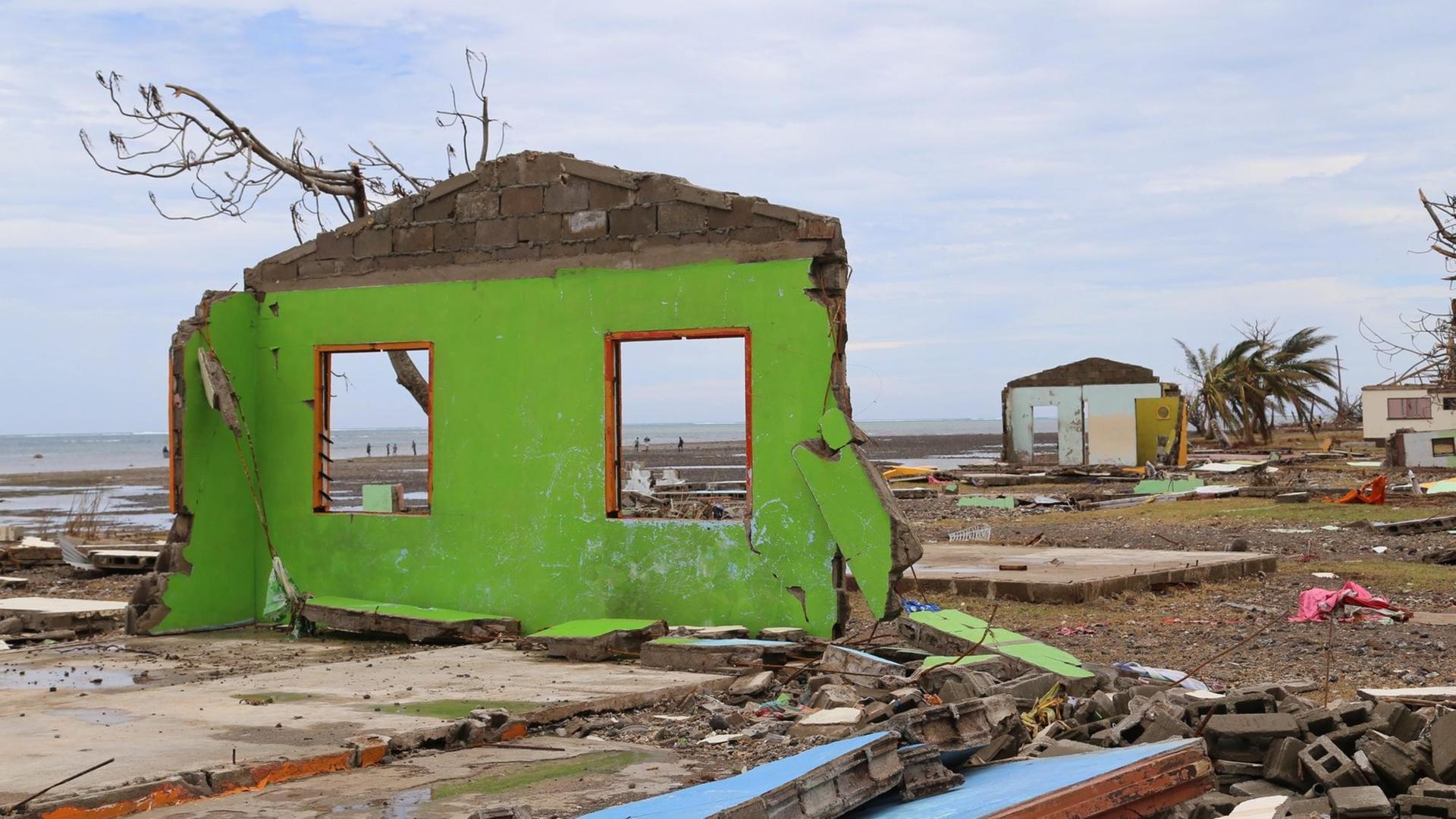 Zerstörungen nach dem Zyklon Winston, der im Februar auf der Insel Koro wütete. Die Insel ist Teil der Inselgruppe Fidschi