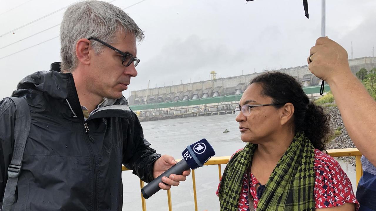 ARD-Korrespondent Ivo Marusczyk im Gespräch mit  Antonia Melo da Silva von der Organisation „Rio Xingú vivo para sempre.“