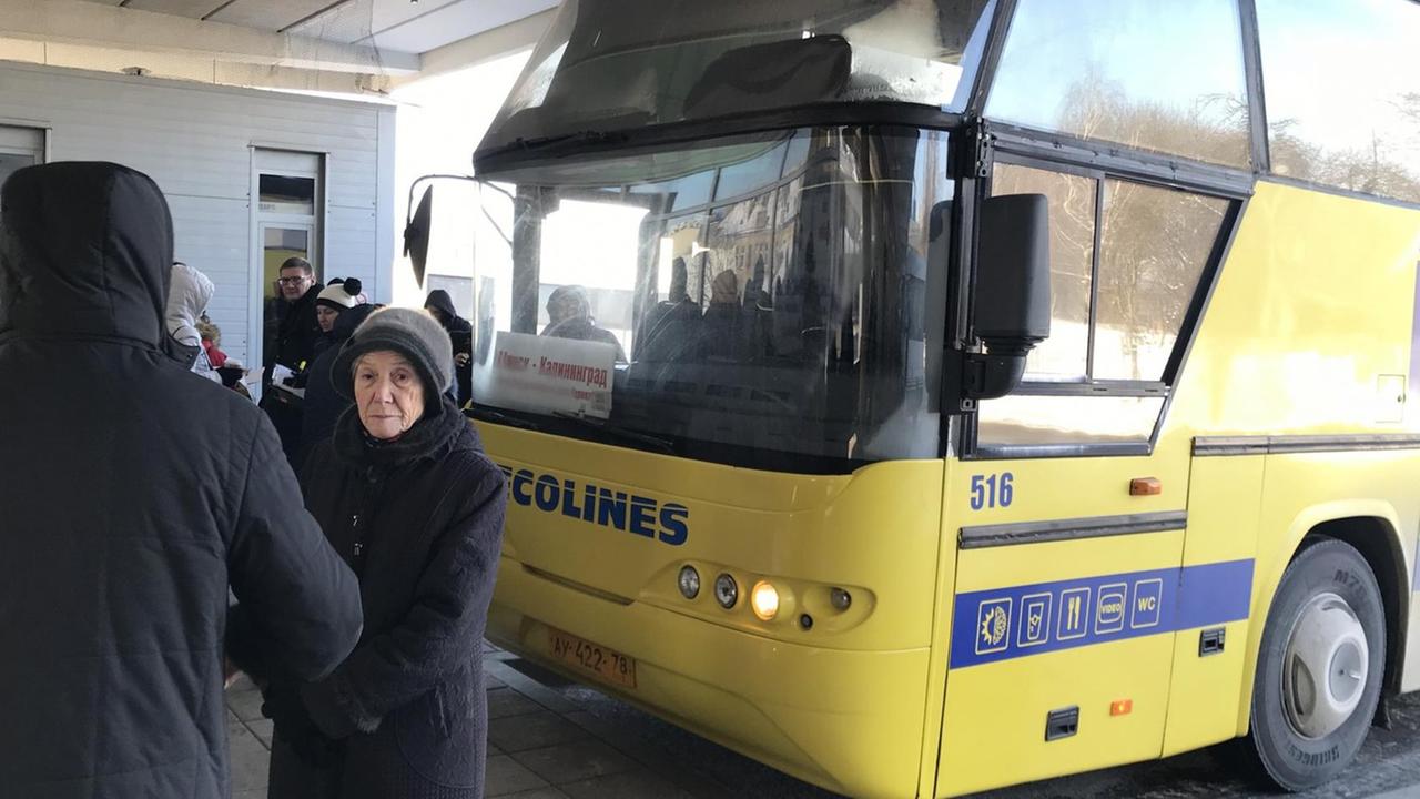 Am Busbahnhof in Litauens Hauptstadt Vilnius versammeln sich Reisende vor dem Transitbus, der von Moskau bis Kaliningrad fährt. Am Busbahnhof in Litauens Hauptstadt Vilnius versammeln sich Reisende vor dem Transitbus, der von Moskau bis Kaliningrad fährt.