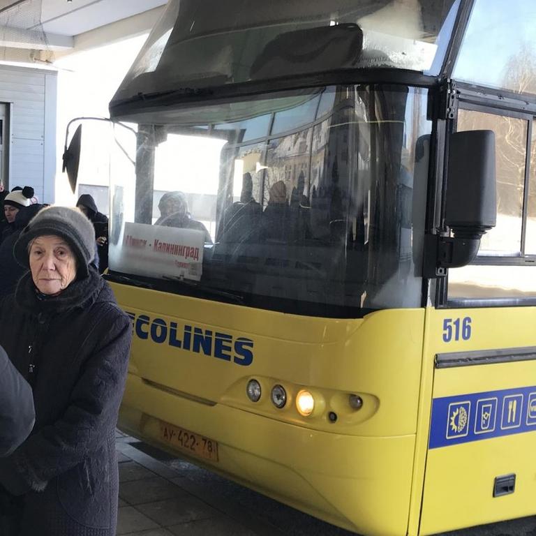 Am Busbahnhof in Litauens Hauptstadt Vilnius versammeln sich Reisende vor dem Bus, der von Minsk bis Kaliningrad fährt