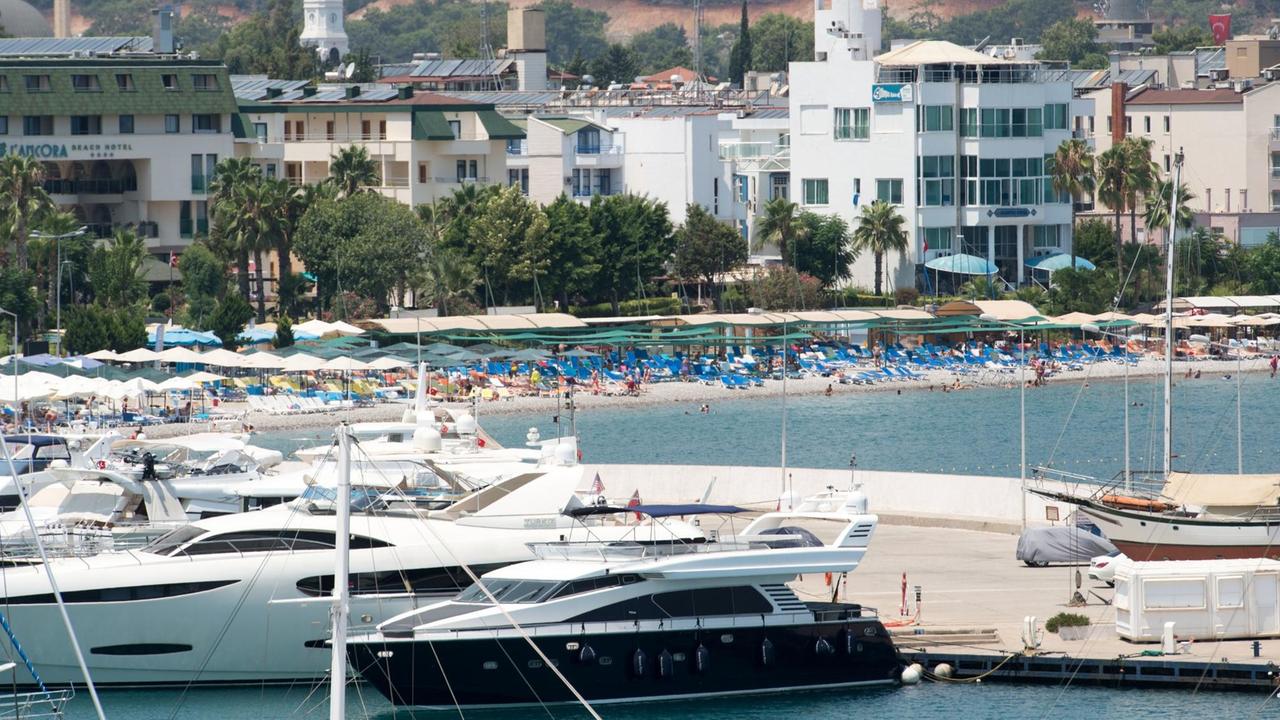 Die Strandpromenade und der Yachthafen in Kemer in der Türkei. 