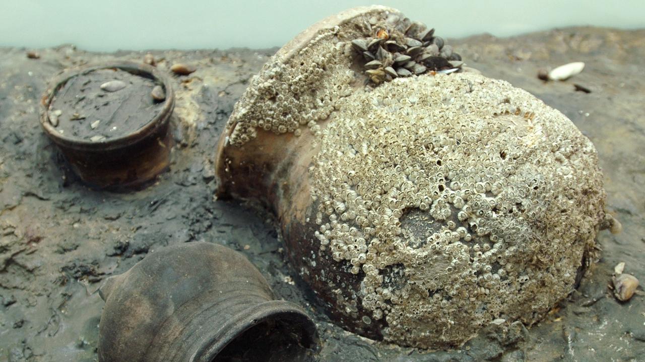 Zu sehen sind Keramikfunde aus dem Rungholt-Watt im Nordsee-Museum in Husum. Die große Sturmflut von 1362 zerstörte die Siedlung und das Umland. Zu sehen sind Keramikfunde aus dem Rungholt-Watt im Nordsee-Museum in Husum. Die große Sturmflut von 1362 zerstörte die Siedlung und das Umland.