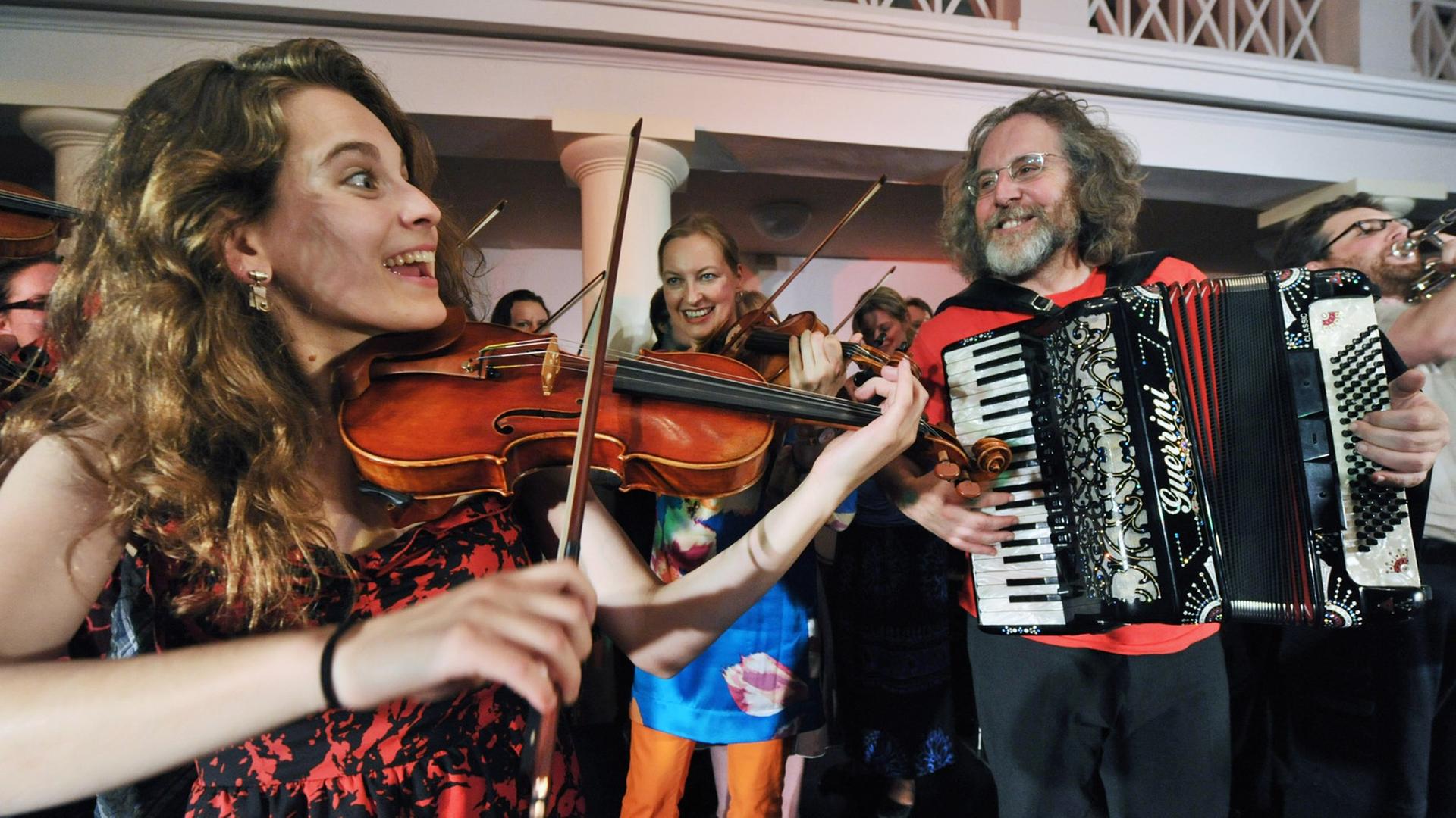 Musiker der "Klezmer Mishpokhe" - die Klezmergroßfamilie - spielen am Donnerstag (28.07.2011) bei einem Konzert zum Festival "Yiddish Summer" in Weimar auf. Musiker der "Klezmer Mishpokhe" - die Klezmergroßfamilie - spielen am Donnerstag (28.07.2011) bei einem Konzert zum Festival "Yiddish Summer" in Weimar auf.