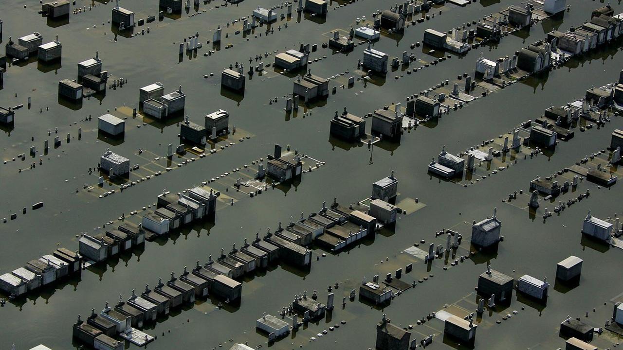 Ein durch den Hurricane Katrina überfluteter Friedhof in New Orleans im August 2005. Ein durch den Hurricane Katrina überfluteter Friedhof in New Orleans im August 2005.