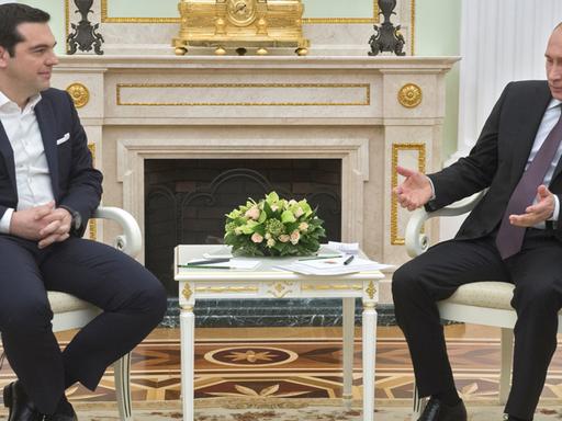 Russlands Präsident Putin (r.) und der griechische Regierungschef Tsipras beim Treffen im Kreml.