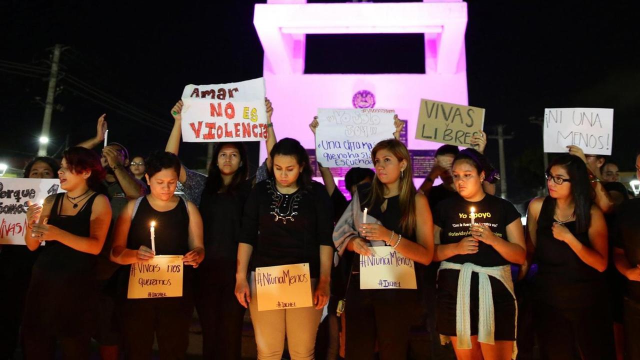 epa05593188 A group of Salvadorean women hold placards during a protest against gender violence in front of the Monument to the Constitution in San Salvador, El Salvador, 19 October 2016. Demonstrators called for justice for gender-based violence victims, as protests were held in several Latin American countries such as Argentina, Mexico, Chile and Guatemala on the same day. EPA/OSCAR RIVERA |
