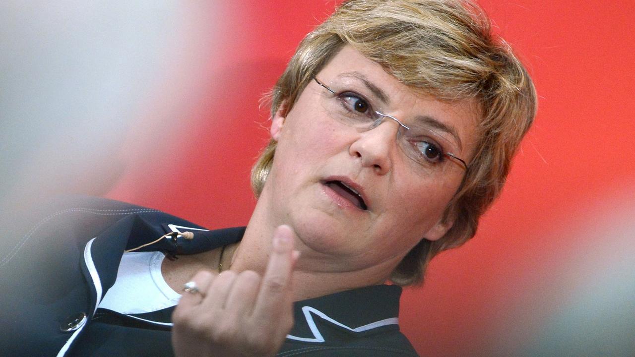 Monika Hohlmeier, Tochter des ehemaligen Verteidigungsministers und Ministerpräsidenten von Bayern, Franz-Josef Strauß. Monika Hohlmeier, Tochter des ehemaligen Verteidigungsministers und Ministerpräsidenten von Bayern, Franz-Josef Strauß.