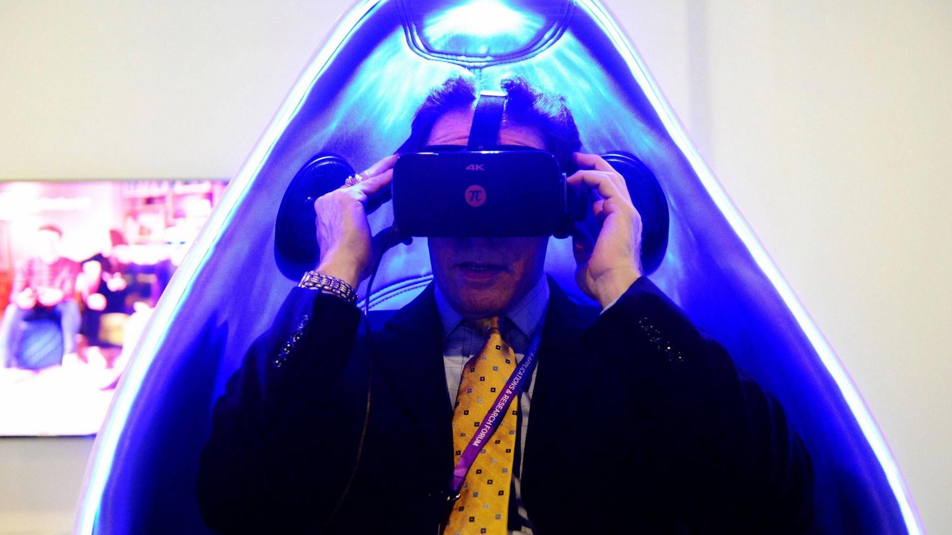 Ein Besucher erlebt Virtual Reality beim Hewlett Packard Enterprise Experience Center of Futre Cities in Qingao, China, am 16.11.2016. Ein Besucher erlebt Virtual Reality beim Hewlett Packard Enterprise Experience Center of Futre Cities in Qingao, China, am 16.11.2016.