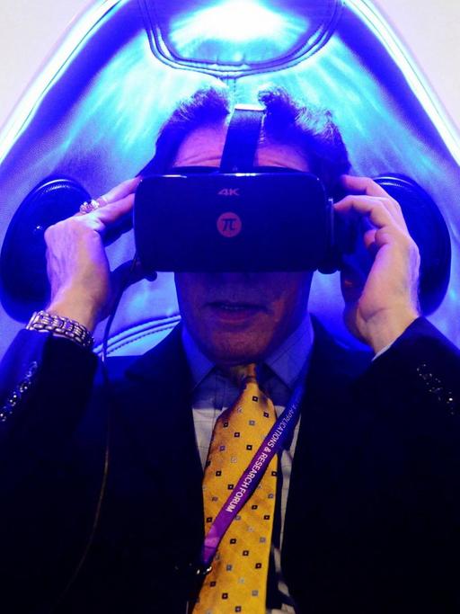 Ein Besucher erlebt Virtual Reality beim Hewlett Packard Enterprise Experience Center of Futre Cities in Qingao, China, am 16.11.2016.