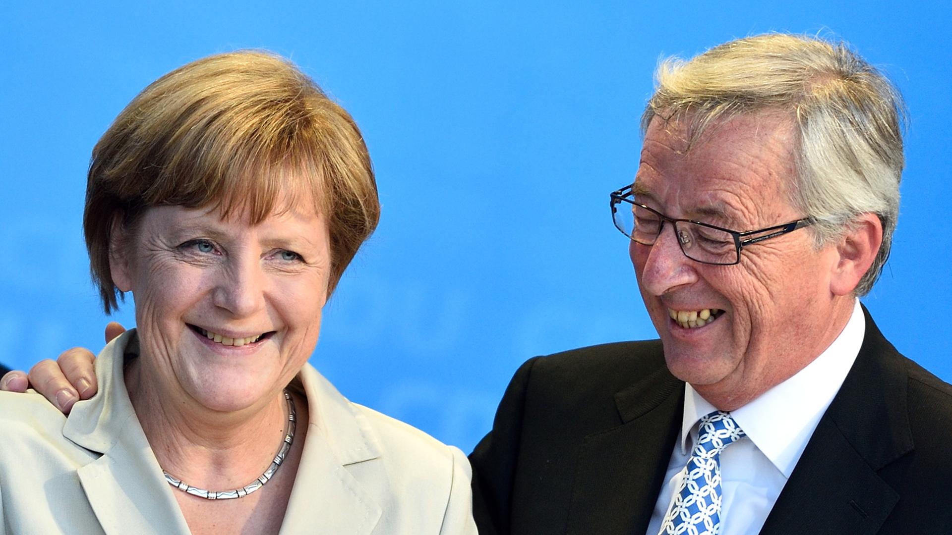 Der christdemokratische Spitzenkandidat für die Europawahl, Jean-Claude Juncker und Bundeskanzlerin Angela Merkel umarmen sich am 23.05.2014 in Saarlouis bei einer CDU-Wahlkampfveranstaltung. Der christdemokratische Spitzenkandidat für die Europawahl, Jean-Claude Juncker und Bundeskanzlerin Angela Merkel umarmen sich am 23.05.2014 in Saarlouis bei einer CDU-Wahlkampfveranstaltung.