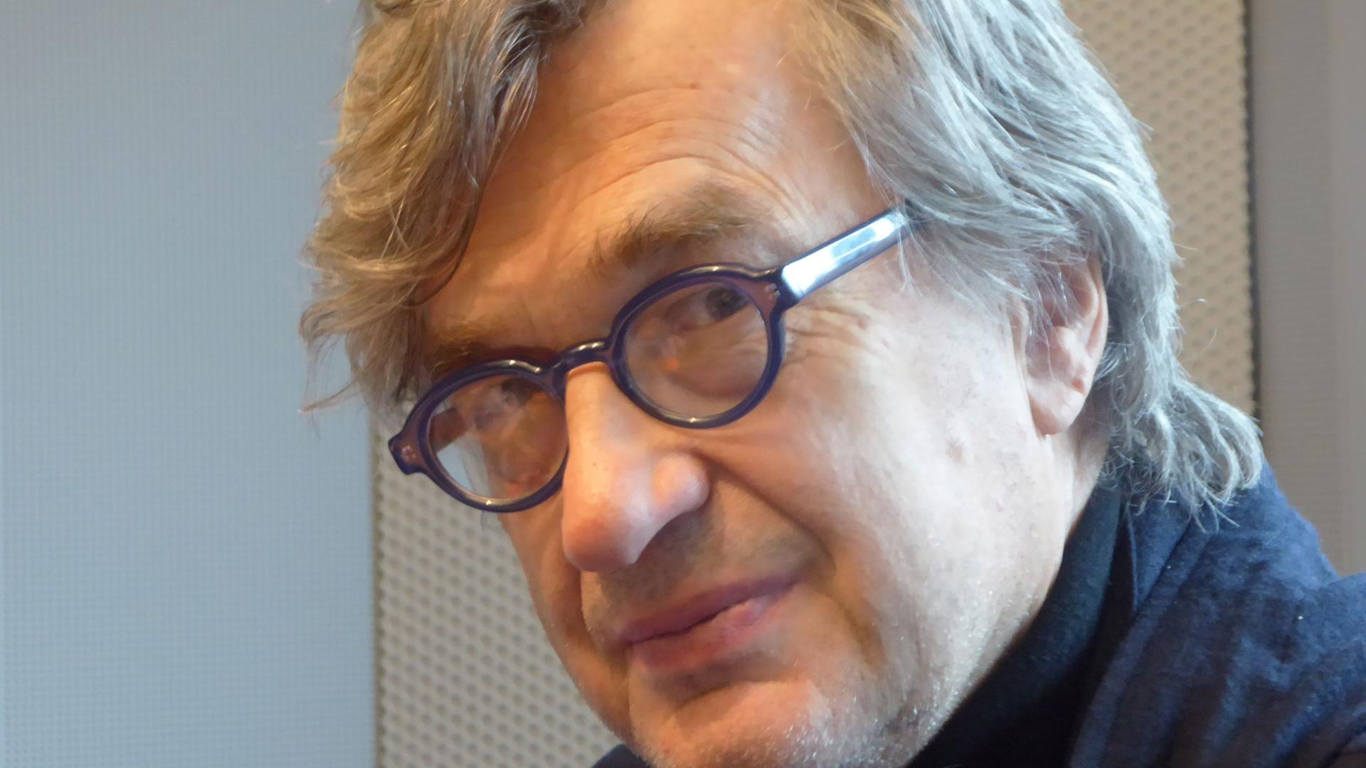 Wim Wenders im Studio bei der Sendung "Im Gespräch"