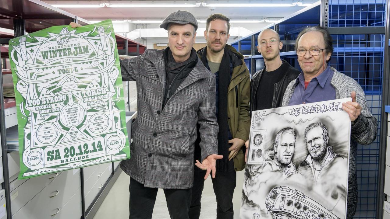 Rapper Toni-L erläuterte im Stadtarchiv ausgewählte Archivalien. Im Bild (v.l.): Rapper Toni-L, die beiden Hip-Hop-Experten Bryan Vit und Andreas Margara, die das Hip-Hop-Archiv beratend begleiten, sowie Berndt Güntzel-Lingner vom Stadtarchiv, der die Archivalien in den kommenden Monaten sichten und digital erfassen wird. Rapper Toni-L erläuterte im Stadtarchiv ausgewählte Archivalien. Im Bild (v.l.): Rapper Toni-L, die beiden Hip-Hop-Experten Bryan Vit und Andreas Margara, die das Hip-Hop-Archiv beratend begleiten, sowie Berndt Güntzel-Lingner vom Stadtarchiv, der die Archivalien in den kommenden Monaten sichten und digital erfassen wird.