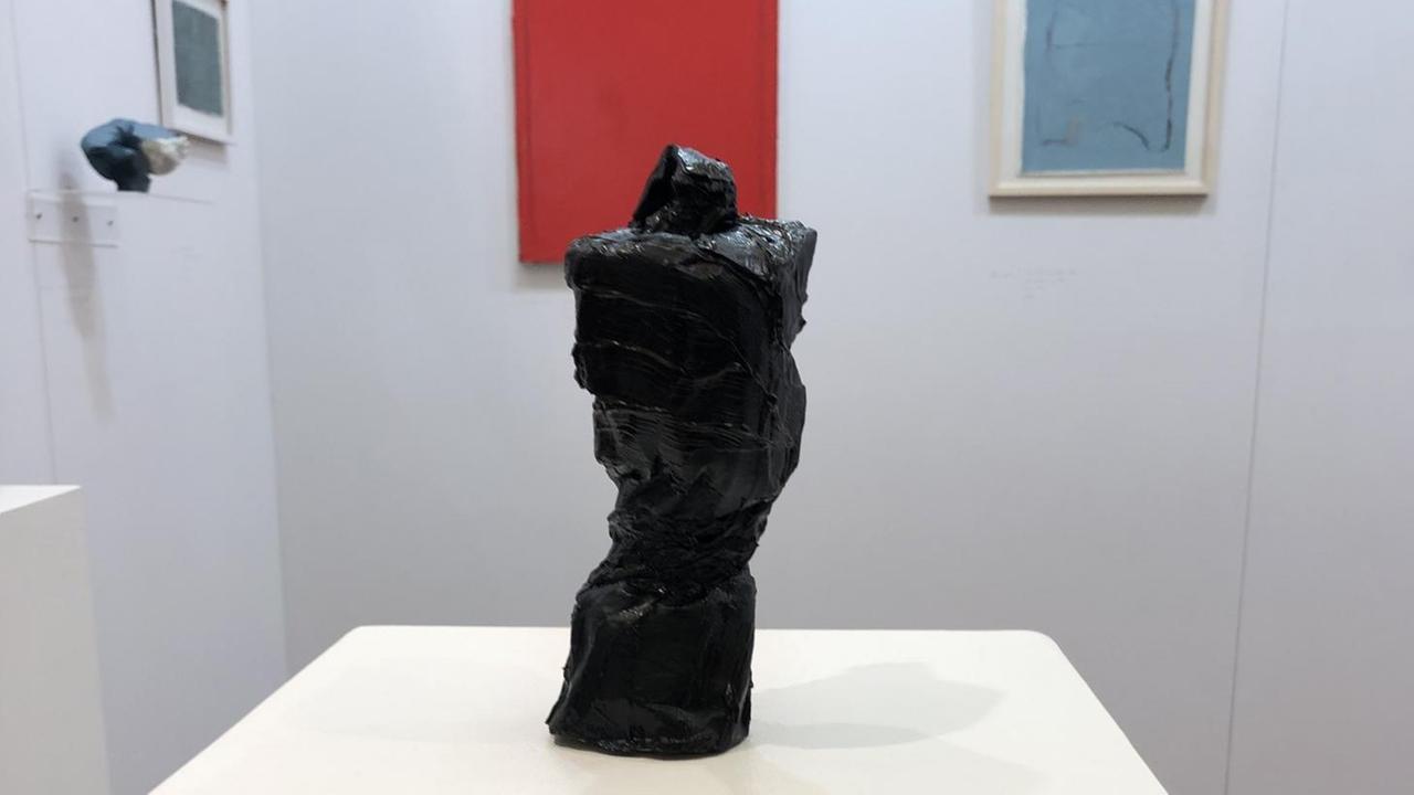 Eine Skulptur von Felix Becker im Raum mit anderen Arbeiten anlässlich des jährlichen Rundgangs an der Universität der Künste. Eine Skulptur von Felix Becker im Raum mit anderen Arbeiten anlässlich des jährlichen Rundgangs an der Universität der Künste.
