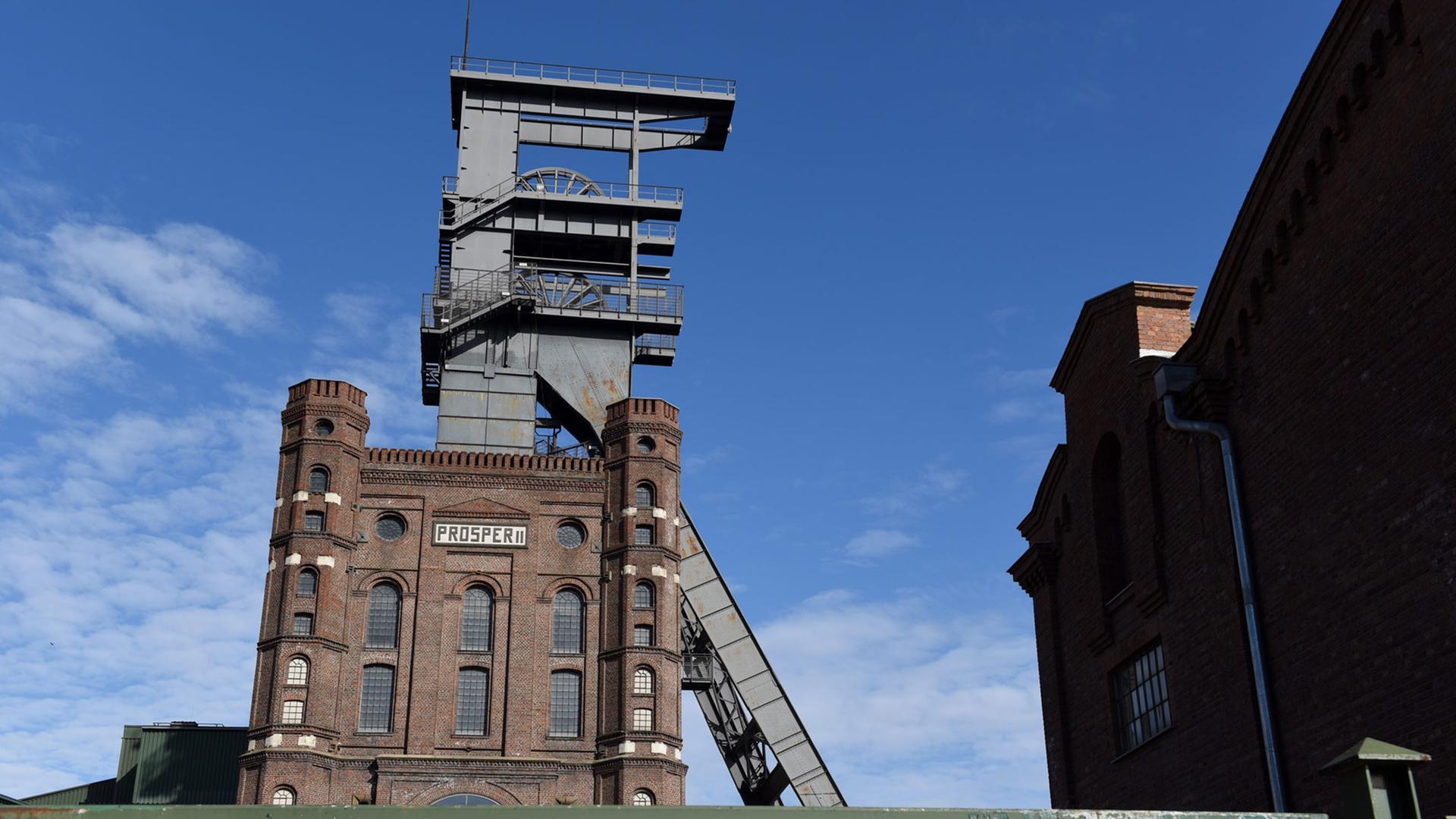 Fördertürme im Ruhrgebiet - die stummen Zeugen einer vergangenen Epoche: Der steinerne über 30 Meter hohe Malakoff - Förderturm des Steinkohle - Bergwerks "Zeche Prosper II in Bottrop (Nordrhein-Westfalen). Der unter Denkmalschutz stehende Förderturm aus dem Jahr 1873 wurde in den letzten Jahren aufwendig saniert und wird kulturell genutzt. Fördertürme im Ruhrgebiet - die stummen Zeugen einer vergangenen Epoche: Der steinerne über 30 Meter hohe Malakoff - Förderturm des Steinkohle - Bergwerks "Zeche Prosper II in Bottrop (Nordrhein-Westfalen). Der unter Denkmalschutz stehende Förderturm aus dem Jahr 1873 wurde in den letzten Jahren aufwendig saniert und wird kulturell genutzt.