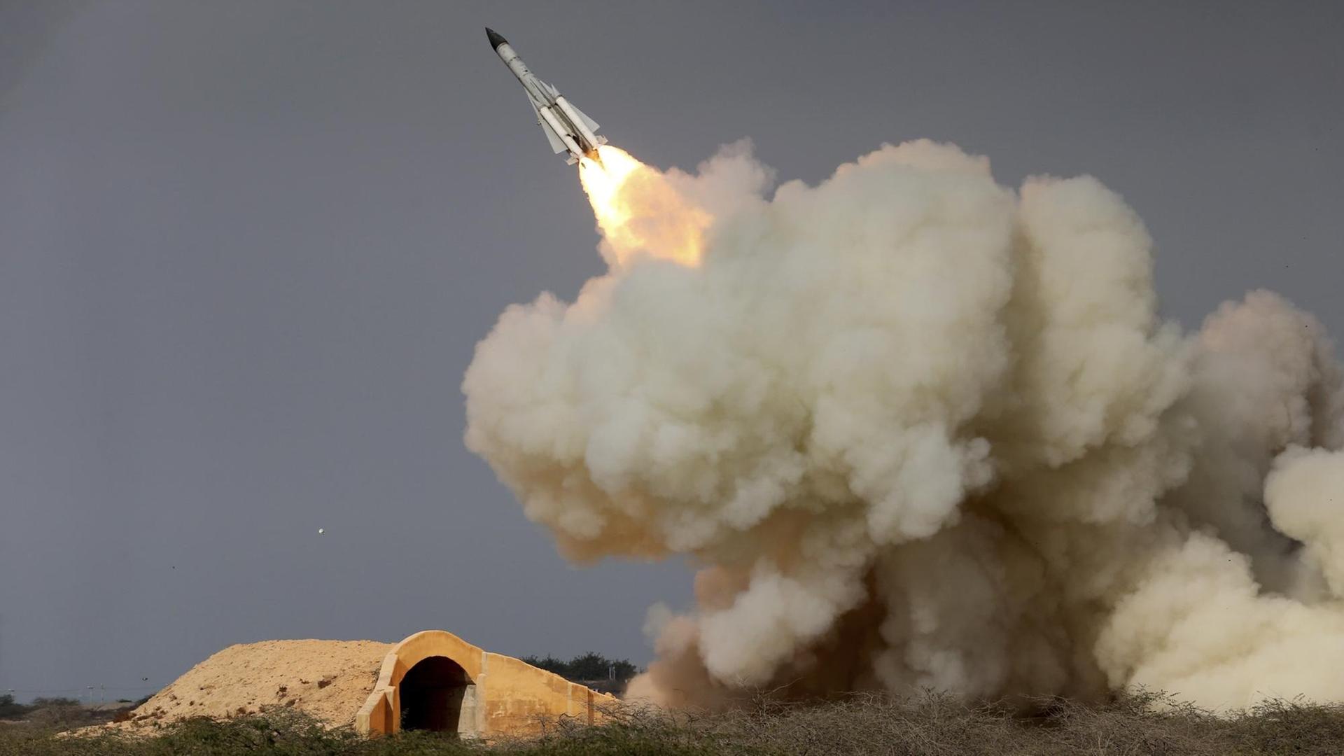 Das Foto von Ende 2016 zeigt den Abschuss einer Rakete vom Typ S 200 nahe Buschehr an der Nordküste des Persischen Golfs im Iran. Das Foto von Ende 2016 zeigt den Abschuss einer Rakete vom Typ S 200 nahe Buschehr an der Nordküste des Persischen Golfs im Iran.