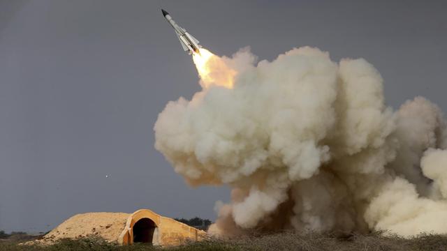 Das Foto von Ende 2016 zeigt den Abschuss einer Rakete vom Typ S 200 nahe Buschehr an der Nordküste des Persischen Golfs im Iran.