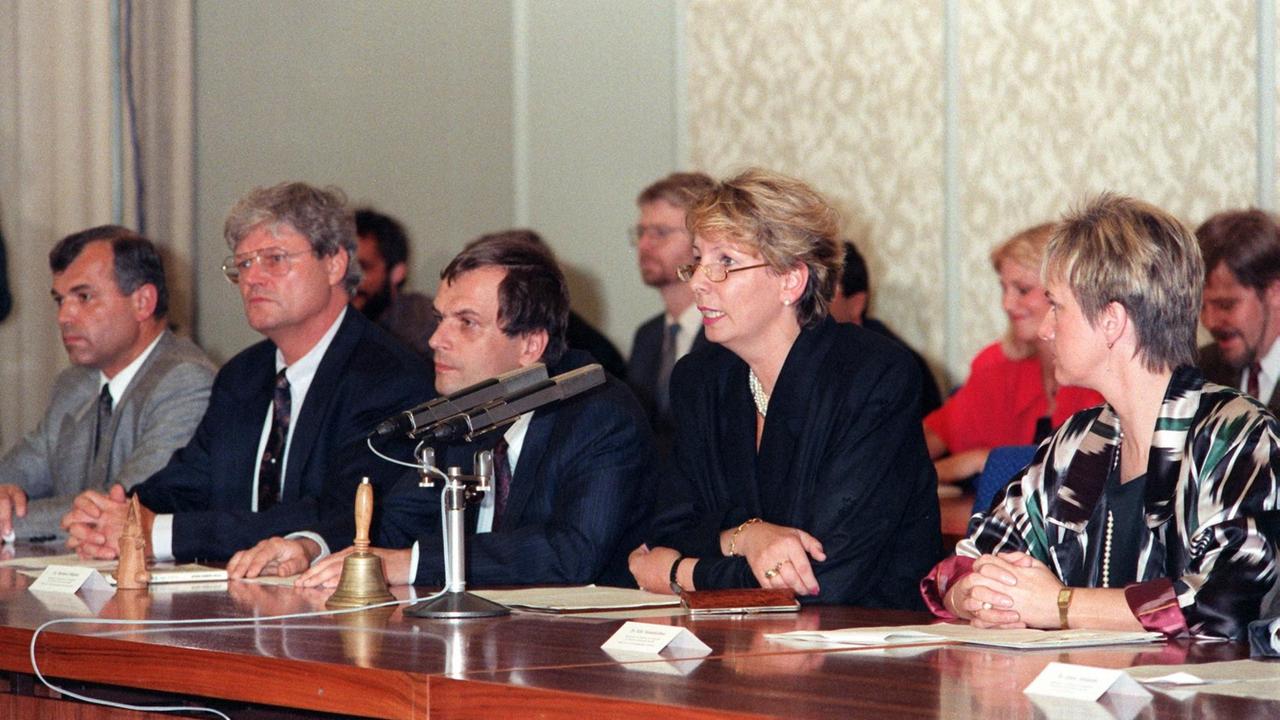 Berlin: Volkskammerpräsidentin Dr. Sabine Bergmann-Pohl leitete am 02.10.1990, einen Tag vor der Vereinigung, die letzte Sitzung der DDR-Volkskammer.3.v.l.: Reinhard Höppner. (Ber460-050493) | Verwendung weltweit Berlin: Volkskammerpräsidentin Dr. Sabine Bergmann-Pohl leitete am 02.10.1990, einen Tag vor der Vereinigung, die letzte Sitzung der DDR-Volkskammer.3.v.l.: Reinhard Höppner. (Ber460-050493) | Verwendung weltweit