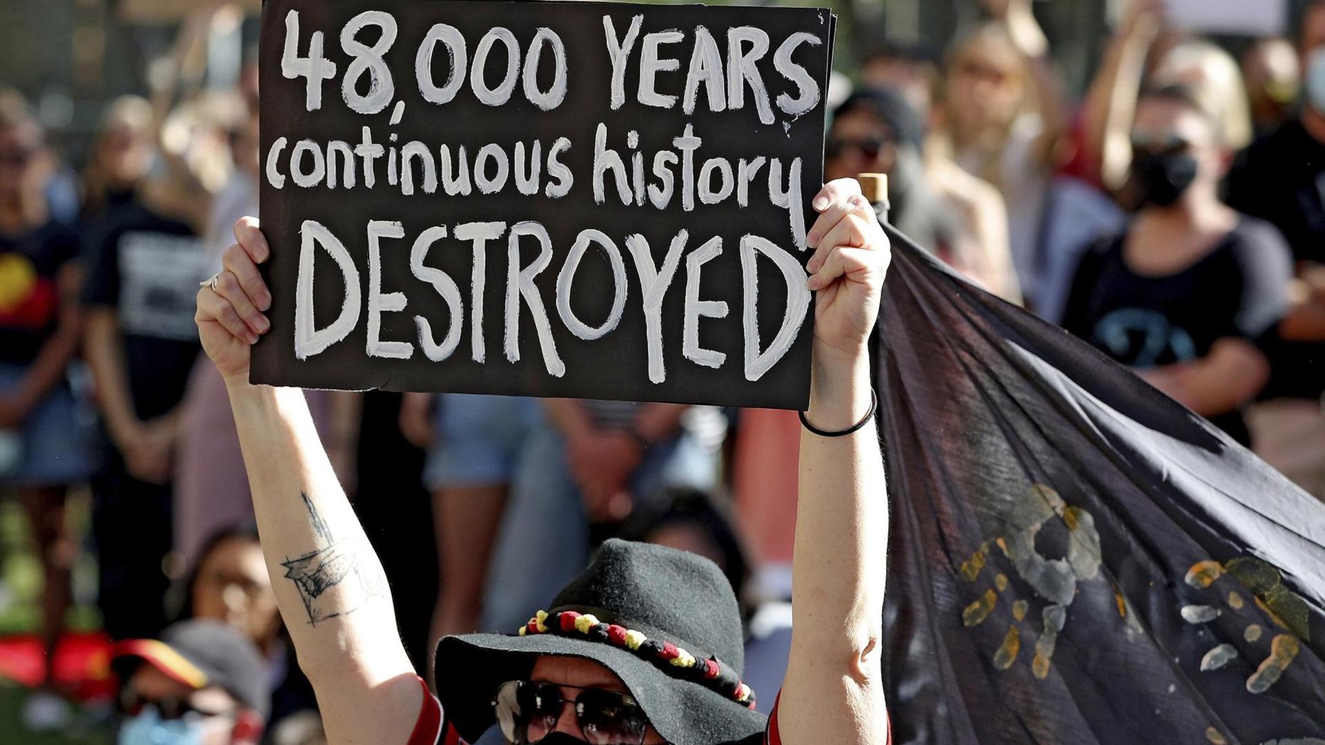 Demonstrierende versammeln sich vor der Geschäftsstelle von Rio Tinto, nachdem der Bergbaukonzern zwei heilige Stätten der australischen Aborigines hatte sprengen lassen. Demonstrierende versammeln sich vor der Geschäftsstelle von Rio Tinto, nachdem der Bergbaukonzern zwei heilige Stätten der australischen Aborigines hatte sprengen lassen.