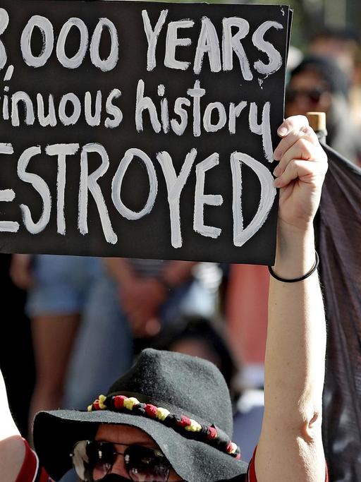 Demonstrierende versammeln sich vor der Geschäftsstelle von Rio Tinto, nachdem der Bergbaukonzern zwei heilige Stätten der australischen Aborigines hatte sprengen lassen. Quelle: dpa