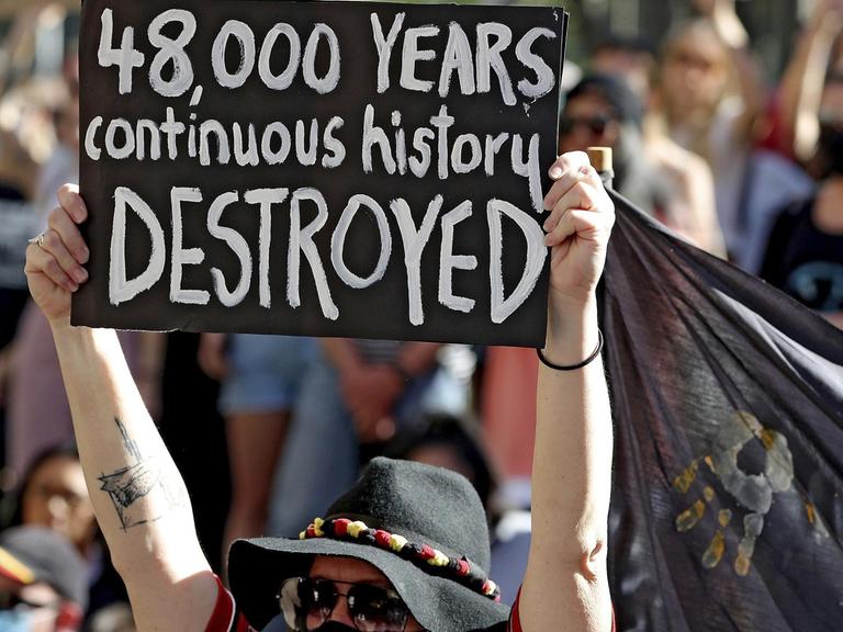 Demonstrierende versammeln sich vor der Geschäftsstelle von Rio Tinto, nachdem der Bergbaukonzern zwei heilige Stätten der australischen Aborigines hatte sprengen lassen. Quelle: dpa