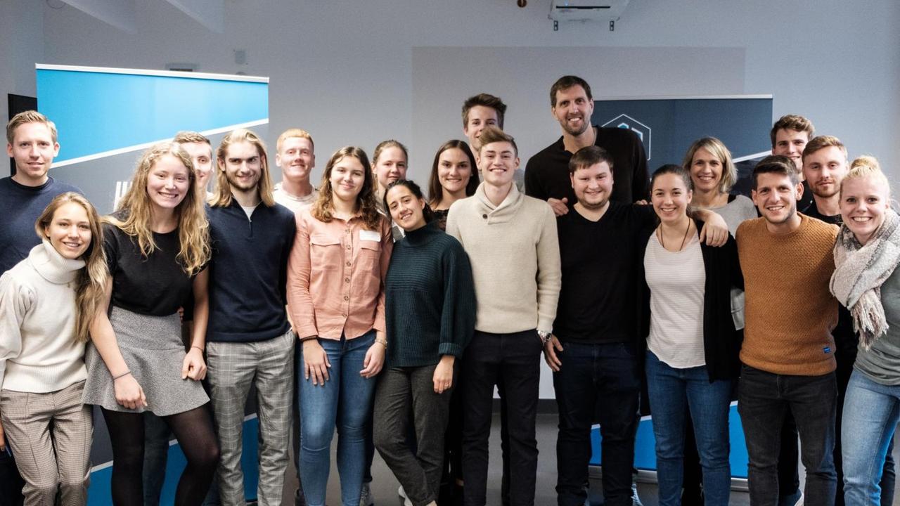 Gruppenaufnahme von jungen Trainerinnen und Trainer mit Dirk Nowitzki und seiner Schwester Silke Mayer. Gruppenaufnahme von jungen Trainerinnen und Trainer mit Dirk Nowitzki und seiner Schwester Silke Mayer.