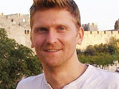 Arkadiusz Luba, geboren und aufgewachsen in Allenstein/Olsztyn in ehem. Ostpreußen, heute Nordostpolen, lebt und arbeitet als freier Journalist, Autor und Coach in Berlin. 2007 erschien sein Buch über James Joyce „Okno na Joyce'a" (Polskie Towarzystwo Czytelnicze Olsztyn). Arkadiusz Luba, geboren und aufgewachsen in Allenstein/Olsztyn in ehem. Ostpreußen, heute Nordostpolen, lebt und arbeitet als freier Journalist, Autor und Coach in Berlin. 2007 erschien sein Buch über James Joyce „Okno na Joyce'a" (Polskie Towarzystwo Czytelnicze Olsztyn).
