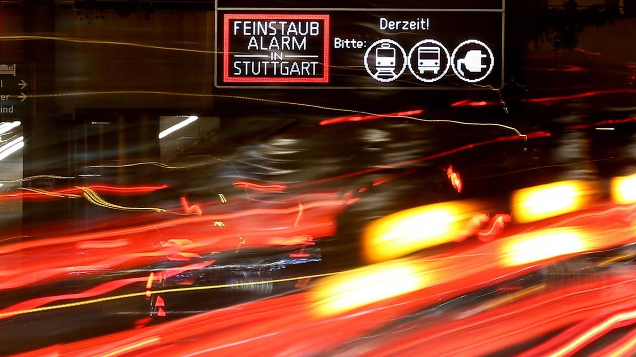 Ein Schild warnt im Stuttgarter Verkehr vor Feinstaub. Baden-Württembergs Landeshauptstadt liegt in einem riesigen Talkessel. Ein Schild warnt im Stuttgarter Verkehr vor Feinstaub. Baden-Württembergs Landeshauptstadt liegt in einem riesigen Talkessel.