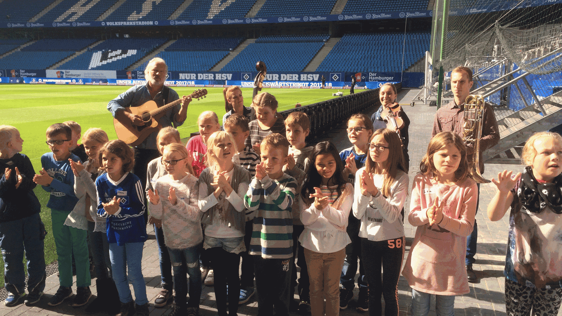 Die Symphoniker Hamburg kommen mit einigen Musikern regelmäßig ins Volksparkstadion, um dort mit Kindern aus bildungsfernen Familien eine Vereinshymne für den HSV zu komponieren. Die Symphoniker Hamburg kommen mit einigen Musikern regelmäßig ins Volksparkstadion, um dort mit Kindern aus bildungsfernen Familien eine Vereinshymne für den HSV zu komponieren.